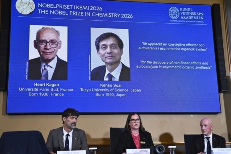 Μέλη της Επιτροπής Νόμπελ Χημείας ανακοινώνουν τους παραλήπτες του Βραβείου Νόμπελ Χημείας 2026, Κένσο Σοάι και Ανρί Μπ. Καγκάν, κατά τη διάρκεια συνέντευξης Τύπου στη Βασιλική Ακαδημία Επιστημών της Σουηδίας στη Στοκχόλμη (φωτ.: EPA/FREDRIK SANDBERG SWEDEN OUT)