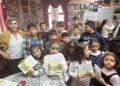Τα παιδιά της Ομογένειας κρατούν στα χέρια τους το βιβλίο της Μαρίας Δήμου, το οποίο προσέφερε ο Βύρων Νικολαΐδης με την ευχή να βοηθήσει στη διατήρηση της ιστορικής μνήμης και της πολιτιστικής κληρονομιάς
(φωτ.: facebook.com/giannis.demirtzoglou.2025)