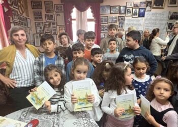 Τα παιδιά της Ομογένειας κρατούν στα χέρια τους το βιβλίο της Μαρίας Δήμου, το οποίο προσέφερε ο Βύρων Νικολαΐδης με την ευχή να βοηθήσει στη διατήρηση της ιστορικής μνήμης και της πολιτιστικής κληρονομιάς
(φωτ.: facebook.com/giannis.demirtzoglou.2025)