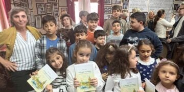 Τα παιδιά της Ομογένειας κρατούν στα χέρια τους το βιβλίο της Μαρίας Δήμου, το οποίο προσέφερε ο Βύρων Νικολαΐδης με την ευχή να βοηθήσει στη διατήρηση της ιστορικής μνήμης και της πολιτιστικής κληρονομιάς
(φωτ.: facebook.com/giannis.demirtzoglou.2025)