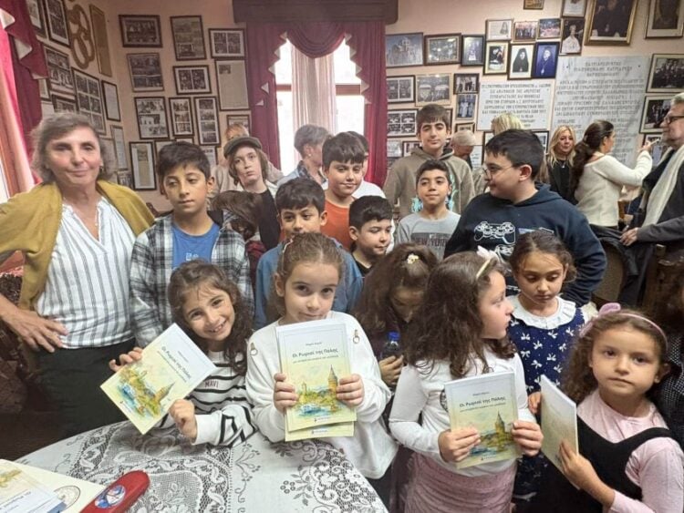 Τα παιδιά της Ομογένειας κρατούν στα χέρια τους το βιβλίο της Μαρίας Δήμου, το οποίο προσέφερε ο Βύρων Νικολαΐδης με την ευχή να βοηθήσει στη διατήρηση της ιστορικής μνήμης και της πολιτιστικής κληρονομιάς
(φωτ.: facebook.com/giannis.demirtzoglou.2025)
