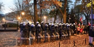 Πολωνικές αστυνομικές δυνάμεις αναπτύσσονται στον προαύλιο χώρο του Συνταγματικού Δικαστήριου της Πολωνίας στη Βαρσοβία (φωτ.: EPA/Radek Pietruszka POLAND OUT)