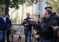 Ο εκπρόσωπος του υπουργού Συντονιστή Ειδικών Υπηρεσιών της Πολωνίας Γιάτσεκ Ντομπζίνσκι (αριστερά) και η εκπρόσωπος του υπουργείου Εσωτερικών Καρολίνα Γκαλέτσκα (δεξιά) μιλούν σε δημοσιογράφους μετά από έκτακτη ενημέρωση με τη συμμετοχή υπουργών και αξιωματούχων ασφαλείας (φωτ.: EPA/ALBERT ZAWADA POLAND OUT)
