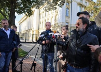 Ο εκπρόσωπος του υπουργού Συντονιστή Ειδικών Υπηρεσιών της Πολωνίας Γιάτσεκ Ντομπζίνσκι (αριστερά) και η εκπρόσωπος του υπουργείου Εσωτερικών Καρολίνα Γκαλέτσκα (δεξιά) μιλούν σε δημοσιογράφους μετά από έκτακτη ενημέρωση με τη συμμετοχή υπουργών και αξιωματούχων ασφαλείας (φωτ.: EPA/ALBERT ZAWADA POLAND OUT)