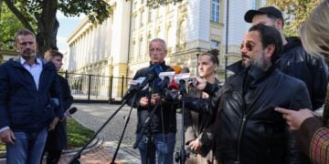 Ο εκπρόσωπος του υπουργού Συντονιστή Ειδικών Υπηρεσιών της Πολωνίας Γιάτσεκ Ντομπζίνσκι (αριστερά) και η εκπρόσωπος του υπουργείου Εσωτερικών Καρολίνα Γκαλέτσκα (δεξιά) μιλούν σε δημοσιογράφους μετά από έκτακτη ενημέρωση με τη συμμετοχή υπουργών και αξιωματούχων ασφαλείας (φωτ.: EPA/ALBERT ZAWADA POLAND OUT)