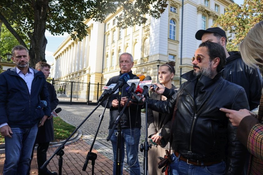 Ο εκπρόσωπος του υπουργού Συντονιστή Ειδικών Υπηρεσιών της Πολωνίας Γιάτσεκ Ντομπζίνσκι (αριστερά) και η εκπρόσωπος του υπουργείου Εσωτερικών Καρολίνα Γκαλέτσκα (δεξιά) μιλούν σε δημοσιογράφους μετά από έκτακτη ενημέρωση με τη συμμετοχή υπουργών και αξιωματούχων ασφαλείας (φωτ.: EPA/ALBERT ZAWADA POLAND OUT)