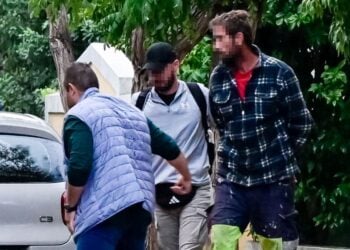 Στιγμιότυπο από την προσαγωγή, σήμερα, του 32χρονου Ρουμάνου στον εισαγγελέα (φωτ.: Μιχάλης Παπανικολάου/ EUROKINISSI)