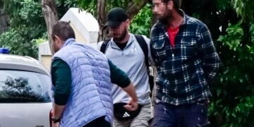Στιγμιότυπο από την προσαγωγή, σήμερα, του 32χρονου Ρουμάνου στον εισαγγελέα (φωτ.: Μιχάλης Παπανικολάου/ EUROKINISSI)