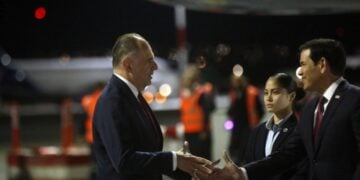 Ο υπουργός Εξωτερικών Γιώργος Γεραπετρίτης (Α) υποδέχεται τον υπουργό Εξωτερικών των ΗΠΑ Μάρκο Ρούμπιο (Δ), κατά την άφιξή του στο αεροδρόμιο Ελευθέριος Βενιζέλος στα Σπάτα (φωτ.: ΑΠΕ-ΜΠΕ/Γιάννης Κολεσίδης)