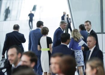 Ρώσοι εκπρόσωποι, ανάμεσά τους ο Γιούρι Αντρέεβιτς Γκορλάτς (κέντρο) και διπλωμάτες, αναχωρούν μετά από συνάντηση ΝΑΤΟ - Ρωσίας στις Βρυξέλλες, Βέλγιο, στις 5 Ιουλίου 2019 (φωτ. αρχείου: EPA/OLIVIER HOSLET)