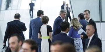 Ρώσοι εκπρόσωποι, ανάμεσά τους ο Γιούρι Αντρέεβιτς Γκορλάτς (κέντρο) και διπλωμάτες, αναχωρούν μετά από συνάντηση ΝΑΤΟ - Ρωσίας στις Βρυξέλλες, Βέλγιο, στις 5 Ιουλίου 2019 (φωτ. αρχείου: EPA/OLIVIER HOSLET)