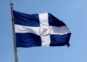 Η σημαία της απελευθέρωσης της Αθήνας, που από το 1945 υψώνεται κάθε χρόνο στις 12 Οκτωβρίου, στην Ακρόπολη. Την πρόσφερε ο «Σύλλογος των Αθηναίων» στον δήμο Αθηναίων για να συμβολίζει το τέλος του δράματος της Κατοχής και την αρχή της δύσκολης διαδρομής προς την ελευθερία ενός ολόκληρου έθνους
(φωτ.: taathinaika.gr)