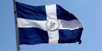 Η σημαία της απελευθέρωσης της Αθήνας, που από το 1945 υψώνεται κάθε χρόνο στις 12 Οκτωβρίου, στην Ακρόπολη. Την πρόσφερε ο «Σύλλογος των Αθηναίων» στον δήμο Αθηναίων για να συμβολίζει το τέλος του δράματος της Κατοχής και την αρχή της δύσκολης διαδρομής προς την ελευθερία ενός ολόκληρου έθνους
(φωτ.: taathinaika.gr)