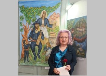 Η ζωγράφος και ιστορικός Ελληνικού Πολιτισμού Σοφία Αμπερίδου, με φόντο έργα της (φωτ.: Αρχείο Σοφίας Αμπερίδου)