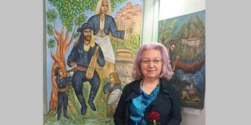 Η ζωγράφος και ιστορικός Ελληνικού Πολιτισμού Σοφία Αμπερίδου, με φόντο έργα της (φωτ.: Αρχείο Σοφίας Αμπερίδου)