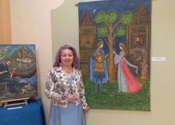 Η εικαστικός και ιστορικός Σοφία Αμπερίδου ανάμεσα σε έργα της από την ατομική έκθεση «Ανθεί και φέρει» που εντάσσεται στις εκδηλώσεις για τα 160 χρόνια από την Αρκαδική Εθελοθυσία στο Ρέθυμνο της Κρήτης (φωτ.: Αρχείο Σοφίας Αμπερίδου)