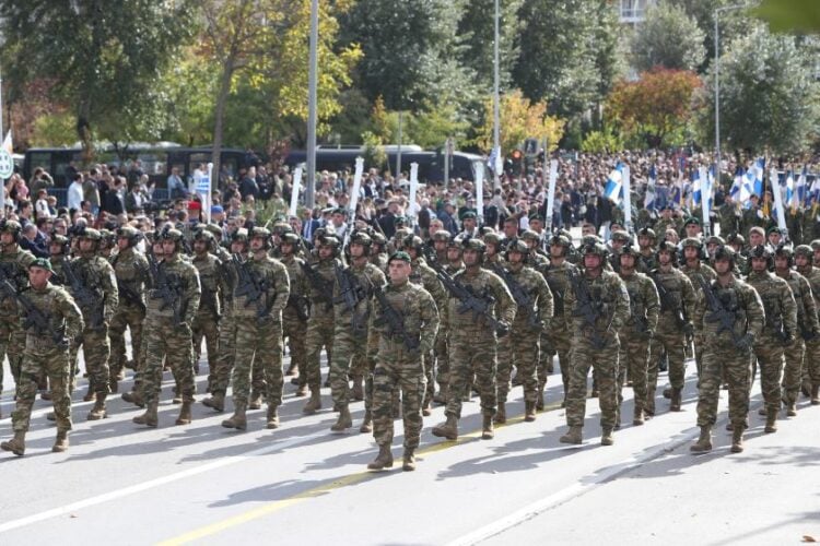Σε αντίθεση με τις μαθητικές παρελάσεις, κάποιες από τις οποίες θα ακυρωθούν, η στρατιωτική παρέλαση στη Θεσσαλονίκη για την Εθνική Επέτειο της 28ης Οκτωβρίου 1940, θα πραγματοποιηθεί κανονικά (φωτ. αρχείου: Βασίλης Βερβερίδης/ΜΟΤΙΟΝΤΕΑΜ)