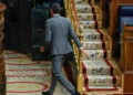 Ο Πέδρο Σάντσεθ αποχωρεί μετά την ομιλία του στο Κογκρέσο των Αντιπροσώπων, για τη στεγαστική κρίση. 2 Οκτωβρίου 2026 (φωτ.: EPA / J.J. Guillen)
