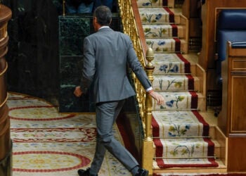 Ο Πέδρο Σάντσεθ αποχωρεί μετά την ομιλία του στο Κογκρέσο των Αντιπροσώπων, για τη στεγαστική κρίση. 2 Οκτωβρίου 2026 (φωτ.: EPA / J.J. Guillen)