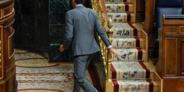 Ο Πέδρο Σάντσεθ αποχωρεί μετά την ομιλία του στο Κογκρέσο των Αντιπροσώπων, για τη στεγαστική κρίση. 2 Οκτωβρίου 2026 (φωτ.: EPA / J.J. Guillen)