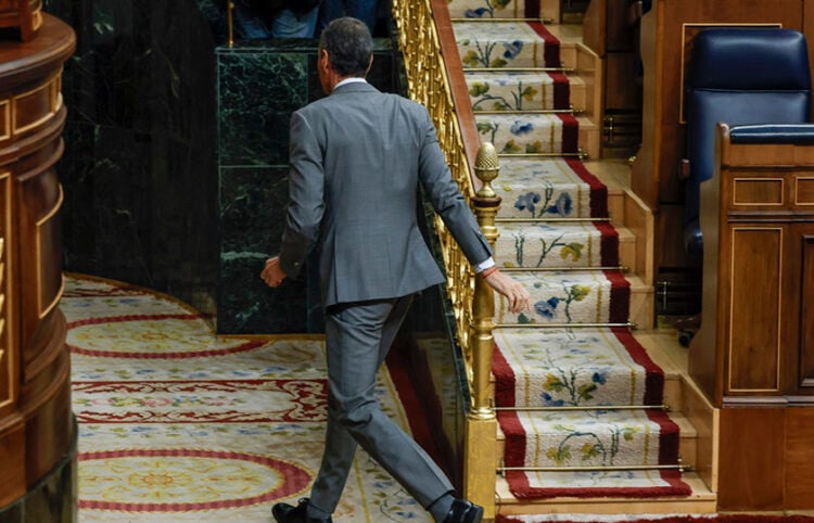 Ο Πέδρο Σάντσεθ αποχωρεί μετά την ομιλία του στο Κογκρέσο των Αντιπροσώπων, για τη στεγαστική κρίση. 2 Οκτωβρίου 2026 (φωτ.: EPA / J.J. Guillen)