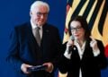 Η Ελληνίδα τραγουδίστρια Νάνα Μούσχουρη δίπλα στον Γερμανό πρόεδρο Φρανκ-Βάλτερ Σταϊνμάιερ κατά τη διάρκεια εκδήλωσης βράβευσης στην επίσημη κατοικία του στο Βερολίνο (φωτ.:
EPA/CLEMENS BILAN)