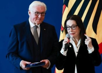 Η Ελληνίδα τραγουδίστρια Νάνα Μούσχουρη δίπλα στον Γερμανό πρόεδρο Φρανκ-Βάλτερ Σταϊνμάιερ κατά τη διάρκεια εκδήλωσης βράβευσης στην επίσημη κατοικία του στο Βερολίνο (φωτ.: 
EPA/CLEMENS BILAN)