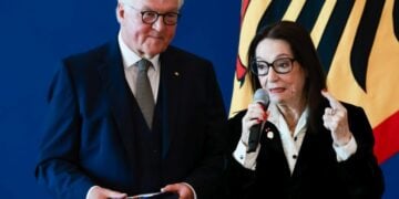 Η Ελληνίδα τραγουδίστρια Νάνα Μούσχουρη δίπλα στον Γερμανό πρόεδρο Φρανκ-Βάλτερ Σταϊνμάιερ κατά τη διάρκεια εκδήλωσης βράβευσης στην επίσημη κατοικία του στο Βερολίνο (φωτ.:
EPA/CLEMENS BILAN)