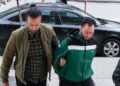 Ο 22χρονος που κατηγορείται ότι πούλησε ναρκωτικά στην 20χρονη η οποία κατέληξε στη Θέρμη Θεσσαλονίκης κατά την προσαγωγή του στον εισαγγελέα (φωτ.: Νάσος Σιμόπουλος/EUROKINISSI)