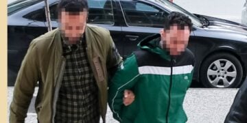 Ο 22χρονος που κατηγορείται ότι πούλησε ναρκωτικά στην 20χρονη η οποία κατέληξε στη Θέρμη Θεσσαλονίκης κατά την προσαγωγή του στον εισαγγελέα (φωτ.: Νάσος Σιμόπουλος/EUROKINISSI)