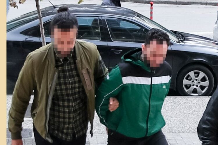 Ο 22χρονος που κατηγορείται ότι πούλησε ναρκωτικά στην 20χρονη η οποία κατέληξε στη Θέρμη Θεσσαλονίκης κατά την προσαγωγή του στον εισαγγελέα (φωτ.: Νάσος Σιμόπουλος/EUROKINISSI)