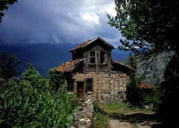 Ερειπωμένο σπίτι στη Λιβερά του Πόντου (πηγή: commons.wikimedia.org/wiki/File:Trabzonhouse.jpg)
