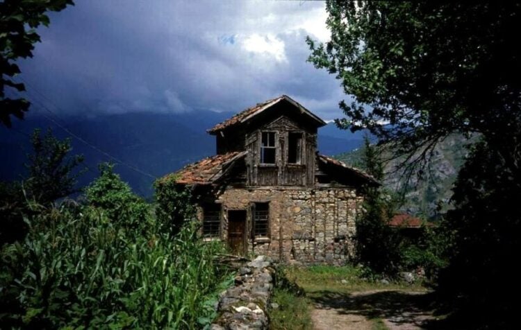 Ερειπωμένο σπίτι στη Λιβερά του Πόντου (πηγή: commons.wikimedia.org/wiki/File:Trabzonhouse.jpg)