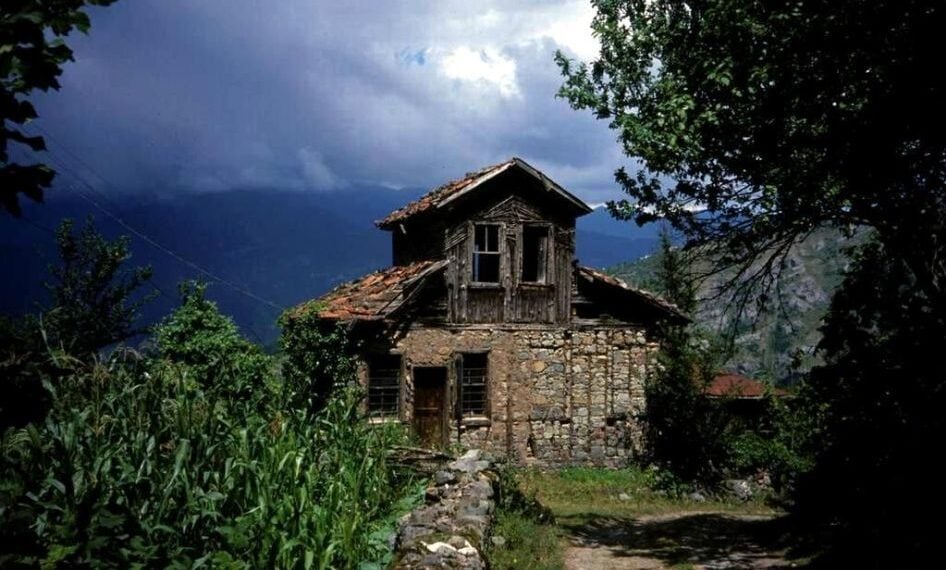 Ερειπωμένο σπίτι στη Λιβερά του Πόντου (πηγή: commons.wikimedia.org/wiki/File:Trabzonhouse.jpg)