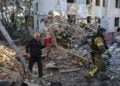 Εικόνα από το χθεσινό ρωσικό πλήγμα στο Χάρκοβο (φωτ.: EPA/SERGEY KOZLOV)