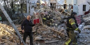 Εικόνα από το χθεσινό ρωσικό πλήγμα στο Χάρκοβο (φωτ.: EPA/SERGEY KOZLOV)