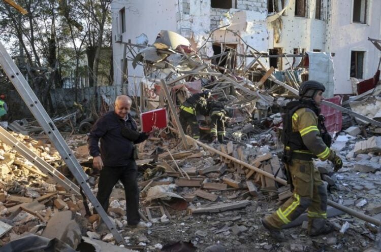 Εικόνα από το χθεσινό ρωσικό πλήγμα στο Χάρκοβο (φωτ.: EPA/SERGEY KOZLOV)
