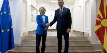 Ο Σκοπιανός πρωθυπουργός Χριστιάν Μίτσκοσκι (δεξιά), με την πρόεδρο της Ευρωπαϊκής Επιτροπής, Ούρσουλα φον ντερ Λάιεν (αριστερά), πριν από τη συνάντησή τους στα Σκόπια, στις 2 Οκτωβρίου 2026 (φωτ.: EPA/GEORGI LICOVSKI)