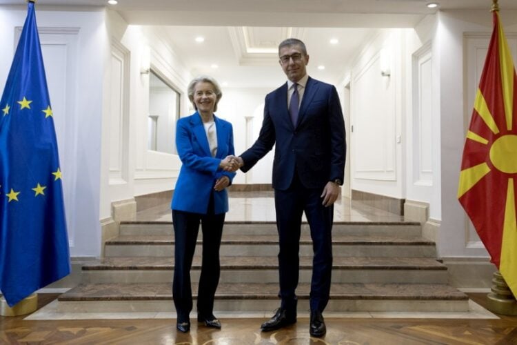 Ο Σκοπιανός πρωθυπουργός Χριστιάν Μίτσκοσκι (δεξιά), με την πρόεδρο της Ευρωπαϊκής Επιτροπής, Ούρσουλα φον ντερ Λάιεν (αριστερά), πριν από τη συνάντησή τους στα Σκόπια, στις 2 Οκτωβρίου 2026 (φωτ.: EPA/GEORGI LICOVSKI)