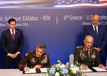 Η στιγμή της υπογραφής της Επιστολής Προθέσεων για τη συνεργασία των ελληνικών Ενόπλων Δυνάμεων με την Εθνοφρουρά της Φλόριντα, από τον αρχηγό του Γενικού Επιτελείου Εθνικής Άμυνας στρατηγό Δημήτριο Χούπη και τον διοικητή της Εθνοφρουράς της Φλόριντα υποστράτηγο John Haas (φωτ.: POOL/ ΑΠΕ/Ορέστης Παναγιώτου/ EUROKINISSI)
