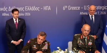 Η στιγμή της υπογραφής της Επιστολής Προθέσεων για τη συνεργασία των ελληνικών Ενόπλων Δυνάμεων με την Εθνοφρουρά της Φλόριντα, από τον αρχηγό του Γενικού Επιτελείου Εθνικής Άμυνας στρατηγό Δημήτριο Χούπη και τον διοικητή της Εθνοφρουράς της Φλόριντα υποστράτηγο John Haas (φωτ.: POOL/ ΑΠΕ/Ορέστης Παναγιώτου/ EUROKINISSI)