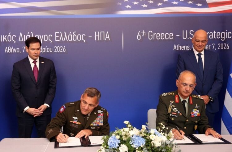 Η στιγμή της υπογραφής της Επιστολής Προθέσεων για τη συνεργασία των ελληνικών Ενόπλων Δυνάμεων με την Εθνοφρουρά της Φλόριντα, από τον αρχηγό του Γενικού Επιτελείου Εθνικής Άμυνας στρατηγό Δημήτριο Χούπη και τον διοικητή της Εθνοφρουράς της Φλόριντα υποστράτηγο John Haas (φωτ.: POOL/ ΑΠΕ/Ορέστης Παναγιώτου/ EUROKINISSI)