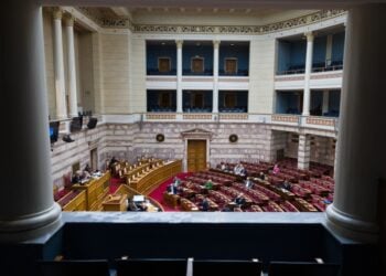 Εικόνα από τη Βουλή όπου συζητήθηκε και ψηφίστηκε το σχέδιο νόμου «Απαγόρευση χρήσης επιγραμμικών  υπηρεσιών κοινωνικής δικτύωσης από ανηλίκους» (φωτ.: Γιώργος Κονταρίνης/ EUROKINISSI)