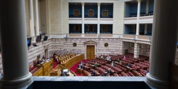Εικόνα από τη Βουλή όπου συζητήθηκε και ψηφίστηκε το σχέδιο νόμου «Απαγόρευση χρήσης επιγραμμικών υπηρεσιών κοινωνικής δικτύωσης από ανηλίκους» (φωτ.: Γιώργος Κονταρίνης/ EUROKINISSI)