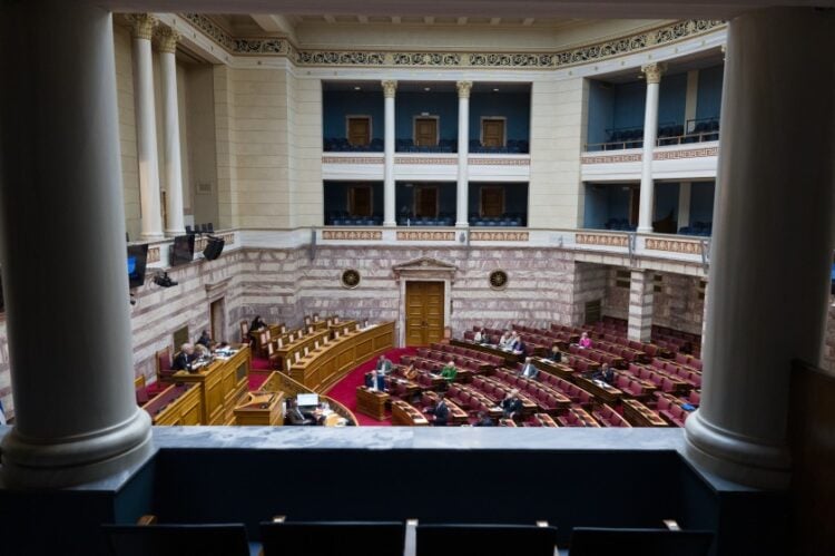 Εικόνα από τη Βουλή όπου συζητήθηκε και ψηφίστηκε το σχέδιο νόμου «Απαγόρευση χρήσης επιγραμμικών υπηρεσιών κοινωνικής δικτύωσης από ανηλίκους» (φωτ.: Γιώργος Κονταρίνης/ EUROKINISSI)