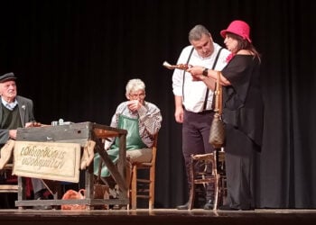 Στιγμιότυπο από το το μονόπρακτο «Ο Γιάγκον ο κουντούρατσης», στη σκηνή του στο Πολιτιστικού Κέντρου Νέας Ιωνίας Βόλου. Σάββατο 3 Οκτωβρίου 2026 (φωτ.: Facebook / Ένωση Ποντίων Νομού Μαγνησίας)