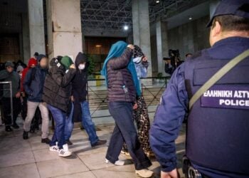 Στιγμιότυπο από τη μεταγωγή κάποιων εκ των κατηγορουμένων από τη ΓΑΔΑ στα δικαστήρια της πρώην σχολής Ευελπίδων (φωτ.: Eurokinissi)