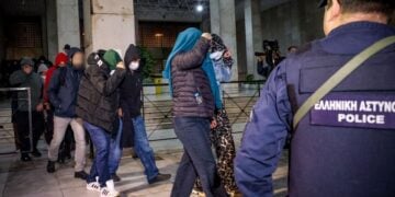 Στιγμιότυπο από τη μεταγωγή κάποιων εκ των κατηγορουμένων από τη ΓΑΔΑ στα δικαστήρια της πρώην σχολής Ευελπίδων (φωτ.: Eurokinissi)