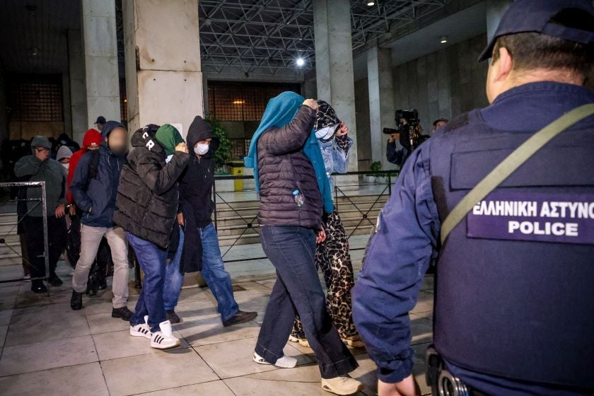 Στιγμιότυπο από τη μεταγωγή κάποιων εκ των κατηγορουμένων από τη ΓΑΔΑ στα δικαστήρια της πρώην σχολής Ευελπίδων (φωτ.: Eurokinissi)