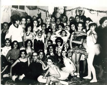 Η Ζουρούδη στο κέντρο, πλαισιωμένη από μαθήτριες και μαθητές της